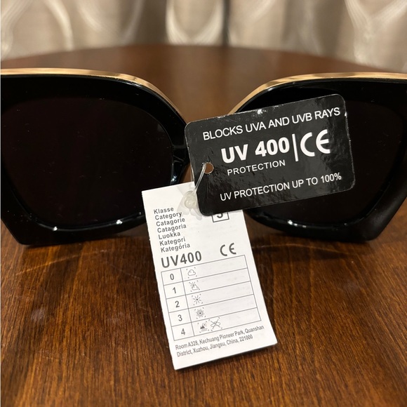 Black Oversized Sunglasses - Picture 5 of 6